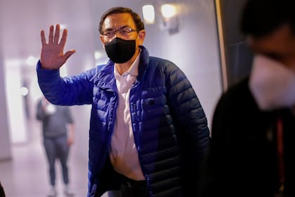 El expresidente peruano Martín Vizcarra saluda a la prensa a su llegada a casa luego de salir del Palacio Presidencial en Lima, el 09 de noviembre de 2020