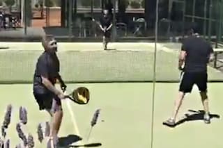 Video. Macri reapareció en Pinamar jugando al pádel con el intendente local