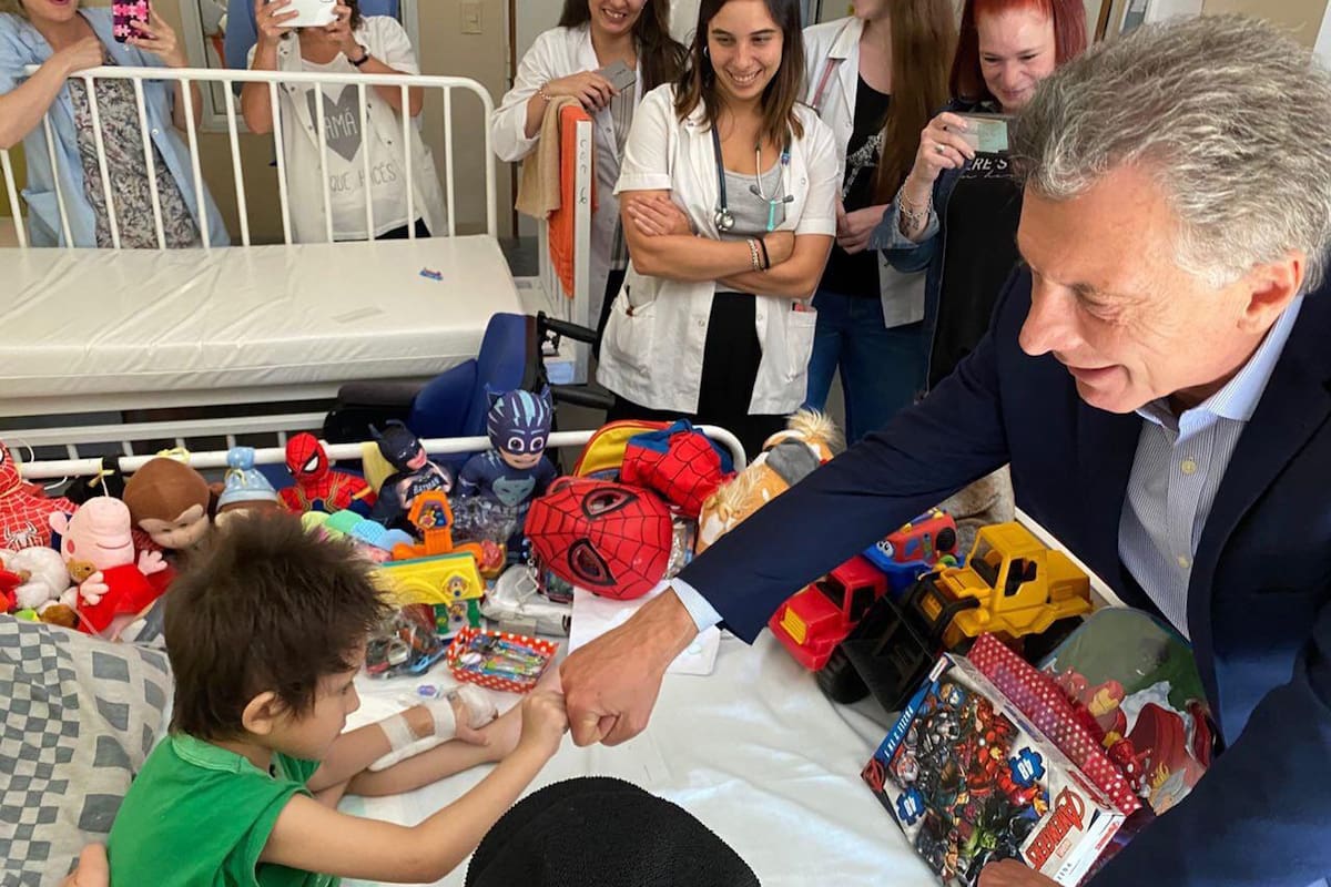 El expresidente reapareció en público para cumplir el pedido del nene internado en el hospital Pedro Elizalde