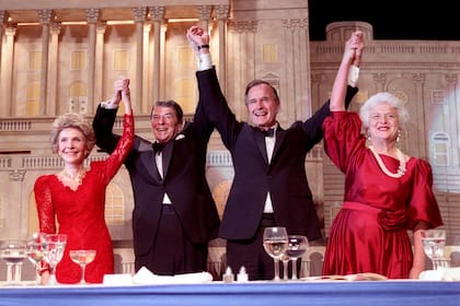 El expresidente Ronald Reagan, la primera dama Nancy, junto al por entonces vicepresidente George H.W. Bush, junto a su mujer Barbara