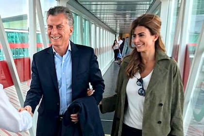 El expresidente se encuentra en Zúrich luego de su gira por España; esperaba tomar un avión de vuelta al país este martes por la noche