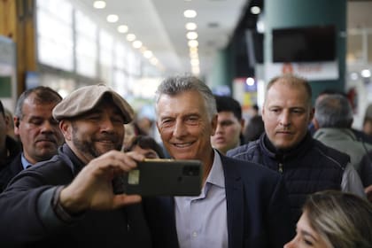 El expresidente se sacó fotografías con toda la gente que se acercó y ovacionó
