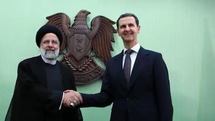 El expresidente sirio, Bashar al-Assad (der.) fue uno de los aliados más cercanos de Irán hasta que fue derrocado el año pasado.