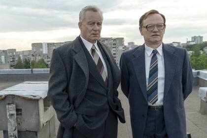 El vicepresidente soviético Boris Shcherbina (Stellan Skarsgård, izq.) se vio obligado a elegir entre la visión del Estado y los hechos. En la imagen, con Valery Legasov (Jared Harris), en una escena de la serie de HBO