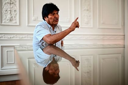 "Se gesta un nuevo golpe de Estado en Bolivia cuyo plan está a cargo de los generales [Ignacio] Ortiz y [el comandante en jefe de las Fuerzas Armadas, Sergio] Orellana", dijo el exmandatario en su cuenta de Twitter