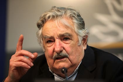 El expresidente uruguayo renunció a su banca del Senado a los 83 años pero prometió seguir militando hasta el final