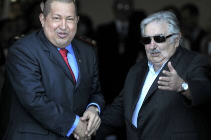 El fallecido presidente venezolano Hugo Chávez y el exmandatario uruguayo José Mujica siempre tuvieron gran afinidad; aquí, en 2011, en Montevideo