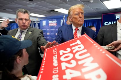 El expresidente y aspirante a la candidatura republicana a la presidencia Donald Trump firma autógrafos tras un discurso en un mitin en el Des Moines Area Community College, en Newton, Iowa, el sábado 6 de enero de 2024