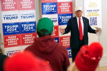 El expresidente y precandidato republicano presidencial Donald Trump habla con voluntarios en el Hotel Fort Des Moines, en Des Moines, Iowa, el domingo 14 de enero de 2024. (AP Foto/Andrew Harnik)