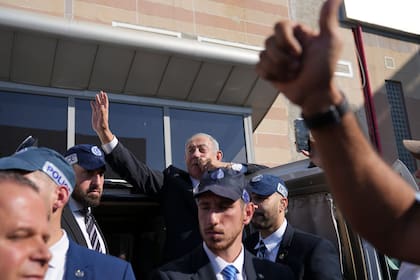 El exprimer ministro Benjamin Netanyahu saluda a sus seguidores luego de votar