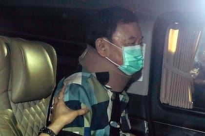 El exprimer ministro tailandés Thaksin Shinawatra en un vehículo con sus hijas Paetongtarn y Pinthongta tras salir en libertad condicional, el domingo 18 de febrero de 2024, en Bangkok, Tailandia. (AP Foto/Sakchai Lalit)