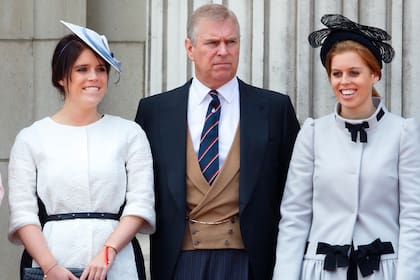 El expríncipe Andrés junto a sus dos hijas