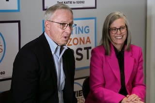 Katie Hobbs elige a un exrepublicano como compañero de fórmula para la gobernación 2026