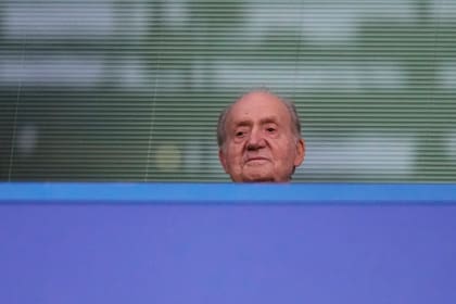 El exrey Juan Carlos, en Londres para ver Chelsea vs. Real Madrid, en Stamford Bridge. (AP/Kirsty Wigglesworth)