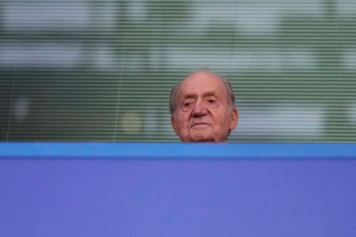 El exrey Juan Carlos, en Londres para ver Chelsea vs. Real Madrid, en Stamford Bridge. (AP/Kirsty Wigglesworth)