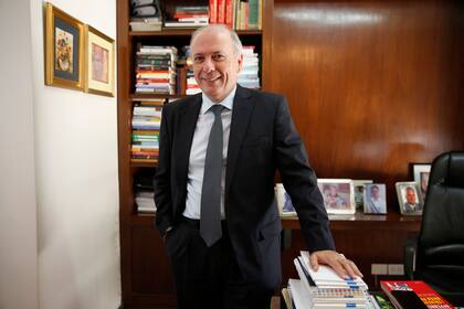 El exsecretario de Energía dice que ajustar tarifas es doloroso pero necesario, que la situación era terminal y que en un lustro se puede lograr el superávit energético