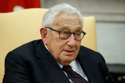 El exsecretario de Estado Henry Kissinger habla durante una reunión en la Oficina Oval de la Casa Blanca, Washington, 10 de octubre de 2017. (AP Foto/Evan Vucci, File)