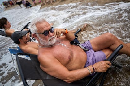 El exsecretario de Medios de los Kirchner, Enrique "Pepe" Albistur, en las playas de Cariló