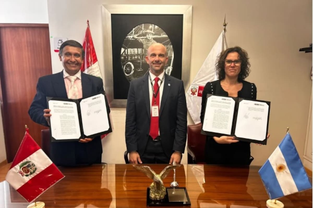 El exsecretario de Transporte, Franco Mogetta, y la extitular de la ANAC, Julia Cordero, en una reunión con autoridades de la OACI en Lima, Perú