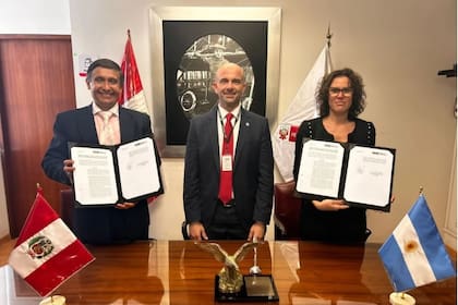 El exsecretario de Transporte, Franco Mogetta, y la extitular de la ANAC, Julia Cordero, en una reunión con autoridades de la OACI en Lima, Perú