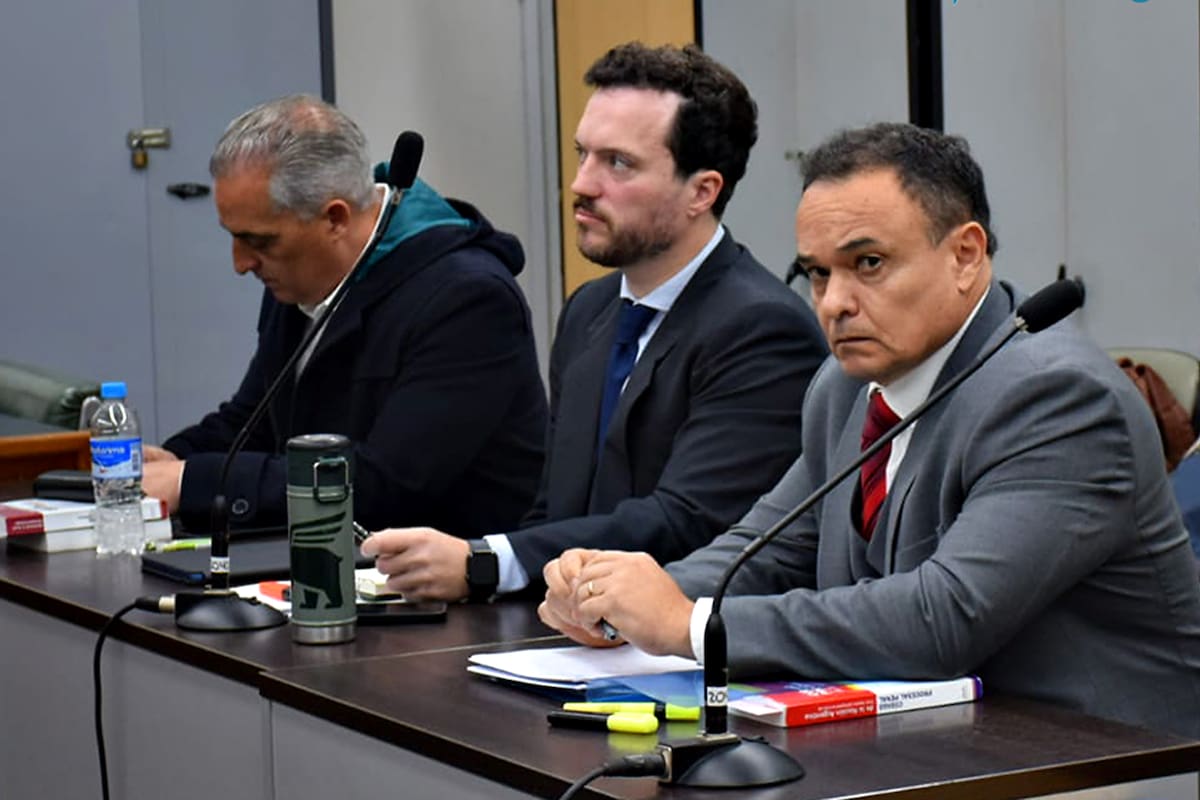 El exsecretario judicial Pablo Carlos Molina (el primero de la izquierda) junto a sus abogados defensores en la audiencia de debate