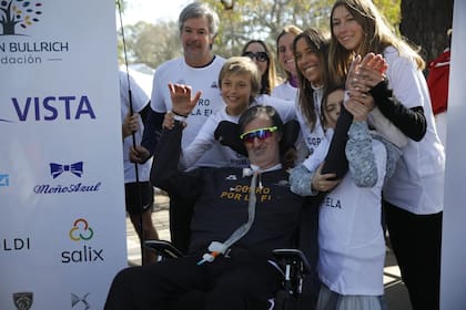El exsenador Esteban Bullrich y su familia, al terminar la media maratón de Buenos Aires