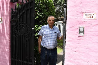 El exsenador Horacio Román, en la puerta de su casa de Castelar, donde fue víctima de un violento asalto