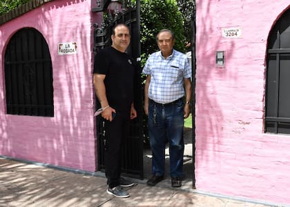 El exsenador Horacio Román, en la puerta de su casa de Castelar, donde fue víctima de un violento asalto