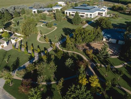 El extenso parque de la finca elegida por la pareja para celebrar su unión