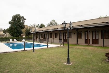 El extenso parque del hotel y la pileta, muy codiciada en los meses de calor