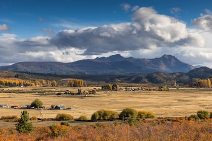 El extenso valle rodeado de montañas