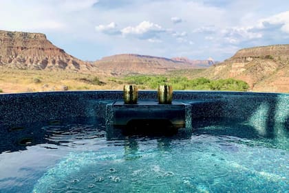 El exterior, con un amplio porche, incluye una bañera de hidromasaje para relajarse disfrutando de las mejores vistas.