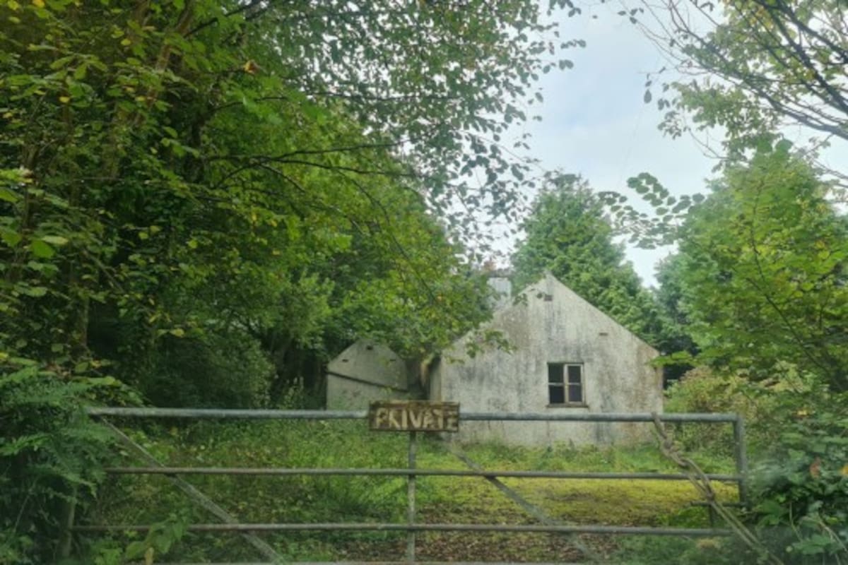 El exterior de la cabaña