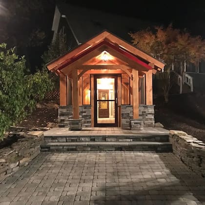 El exterior en madera y pieda es sencillo y pintoresco
