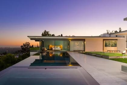 El exterior, la pileta de borde infinito y la vista de la última casa que compró Matthew Perry por us$5 millones en Hollywood Hills