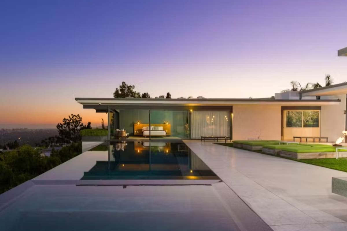 El exterior, la pileta de borde infinito y la vista de la última casa que compró Matthew Perry por us$5 millones en Hollywood Hills