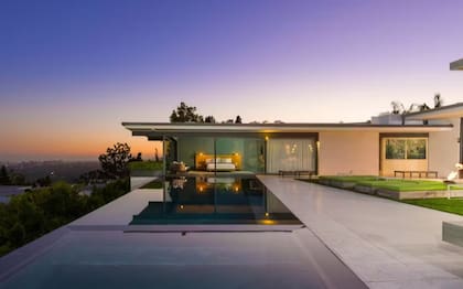 El exterior, la pileta de borde infinito y la vista de la última casa que perteneció a Matthew Perry en Los Ángeles