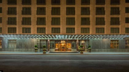 El exterior sobrio del hotel