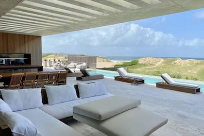 El exterior tiene una pérgola de hormigón