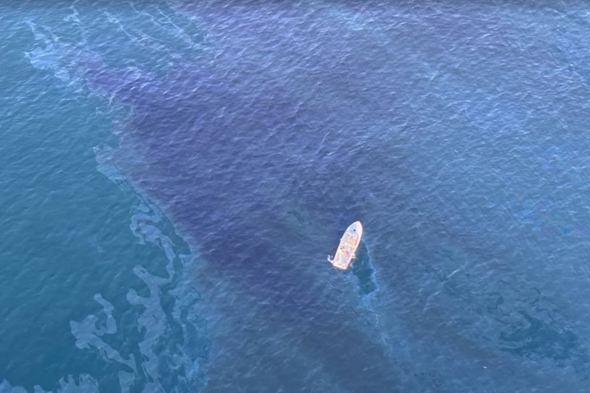 El extraño brillo en la costa de Huntington Beach que obligó a las autoridades a realizar investigaciones