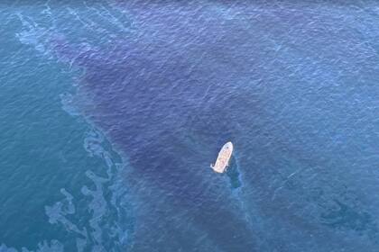 El extraño brillo en la costa de Huntington Beach que obligó a las autoridades a realizar investigaciones