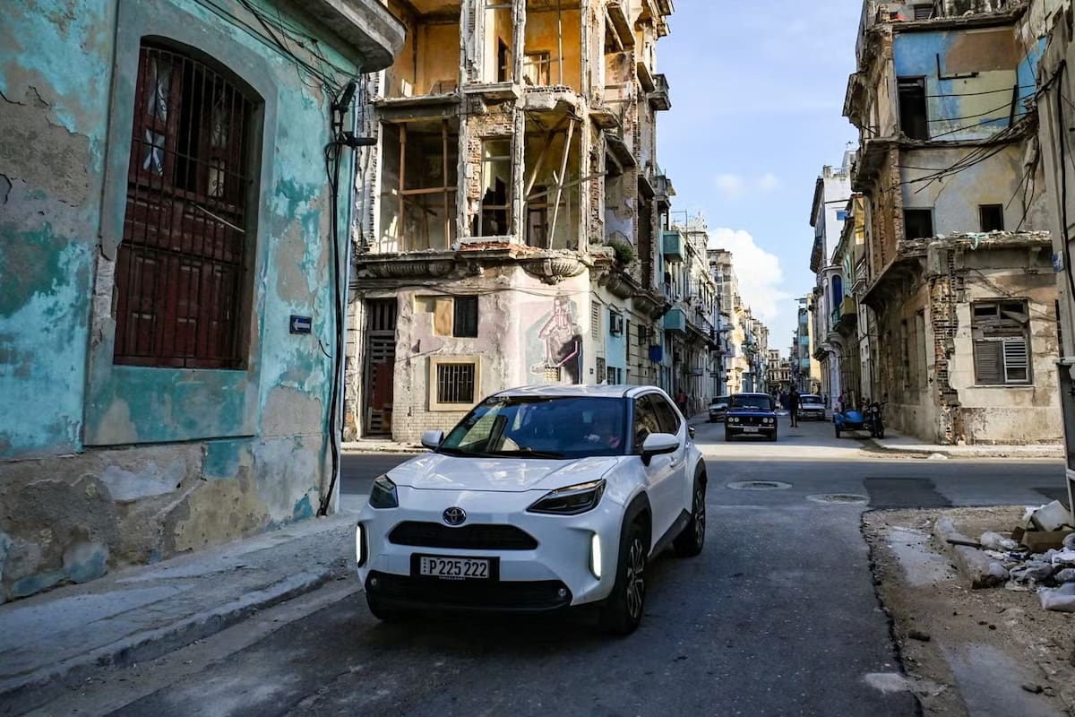 El extraño caso de Cuba en donde cada vez hay más Teslas y menos autos clásicos