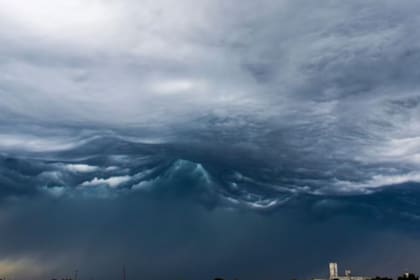 El “extraño” nuevo tipo de nube que generó terror en el cielo: “Puede generar efectos visuales dramáticos”. Captura/Youtube: Alex Schueth