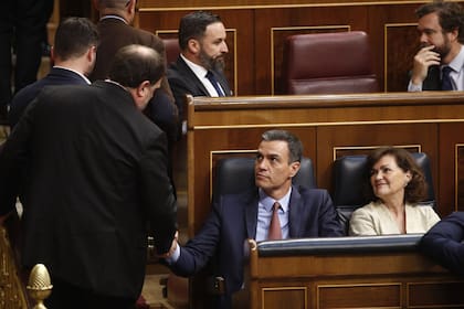 El exvicepresidente catalán, Oriol Junqueras, salió de la cárcel para jurar y saludó a Pedro Sánchez en el Congreso