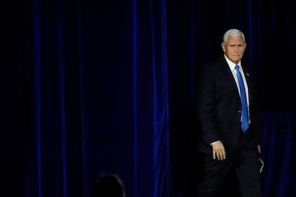 El exvicepresidente Mike Pence llega para hablar en una reunión anual de liderazgo el sábado 28 de octubre de 2023, en Las Vegas. (AP Foto/John Locher)