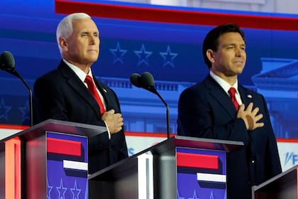 El exvicepresidente Mike Pence y el gobernador de Florida Ron DeSantis en el escenario antes de un debate presidencial republicano organizado por Fox News Channel, el miércoles 23 de agosto de 2023, en Milwaukee (AP Foto/Morry Gash)