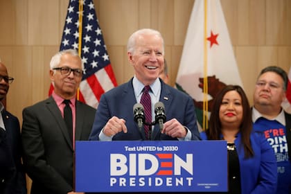 El exvicepresidente y favorito del establishment del partido dio vuelta un mal comienzo en las primarias y se impuso al senador socialista en la mayoría de los estados en disputa