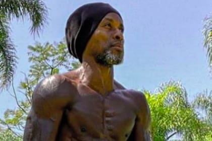 El exvolante de la selección de fútbol de Brasil se convirtió en viral tras mostrar cómo luce su físico luego de su retiro