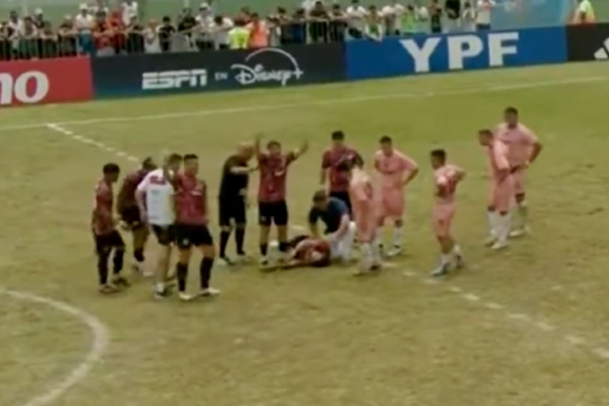 El exvolante de River Plate Nicolás Bertolo yace inconsciente en el piso tras sufrir un duro choque en la Copa Potrero