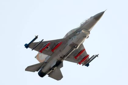 El F-16 es el avión que se usó para tirar uno de los objetos que EE.UU. derribó de los aires en los últimos días